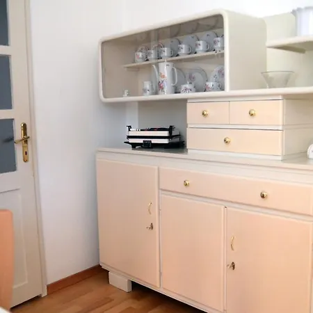 Center Town Apartment *